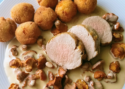 Panenka, lišková omáčka a domácí krokety s cibulkou a slaninou