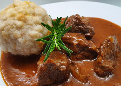 Guláš na slanině s francouzskou hořčicí