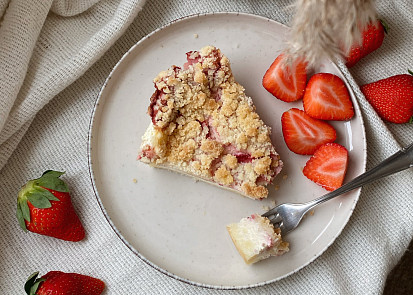 Drobenkový koláč s tvarohem a jahodami