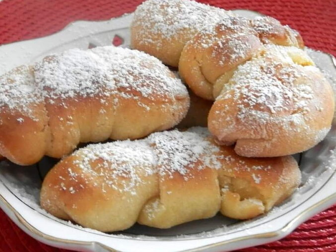 Kynuté pečivo plněné tvarohem a meruňkami