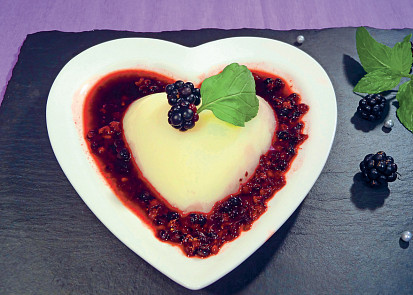 Kokosová panna cotta s ostružinami