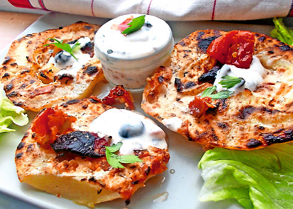 Patison s jogurtem a olivami