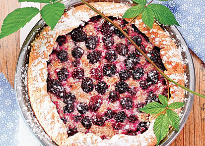 Mandlový koláč s ostružinami