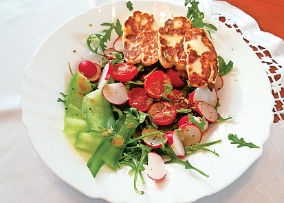 Salát s halloumi a pečenými rajčaty