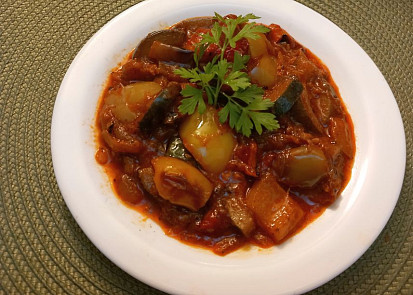 Směs paprik s cuketou v pikantní omáčce