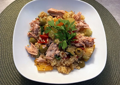 Bulgur s paprikami, cuketou, tuňákem a olivami