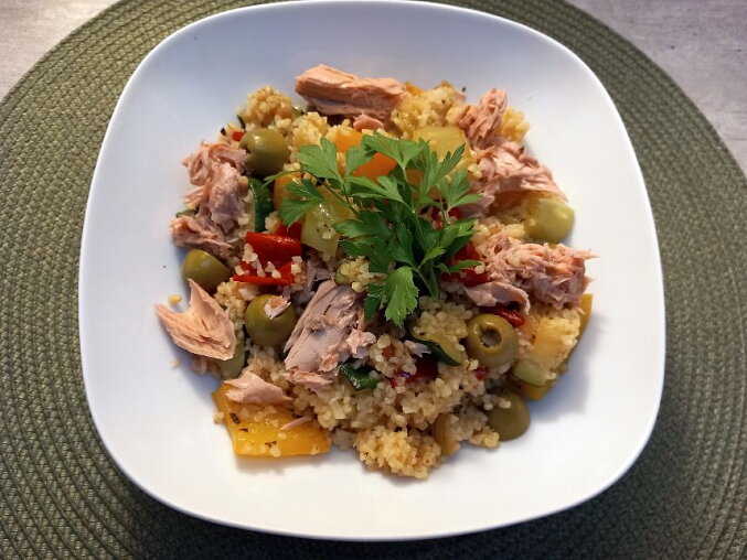 Bulgur s paprikami, cuketou, tuňákem a olivami
