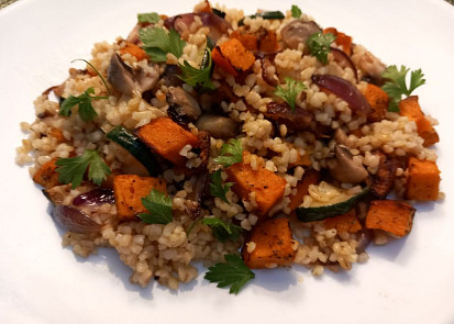 Bulgur s pečenou dýní, cuketou a žampiony