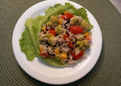 Salát z květáku romanesco s rýží a čočkou beluga