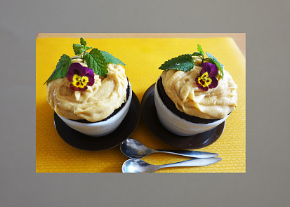Mug cake s karamelovým tvarohem
