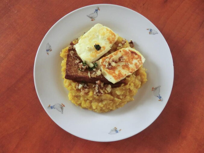 Dýňovo-čočkové pyré s grilovaným tofu a sýrem halloumi