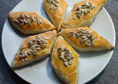 Drobné krehké slané pečivo s droždím