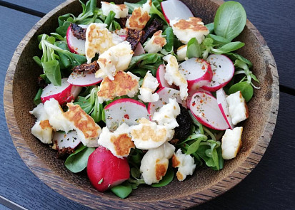 Salát s ředkvičkami a halloumi