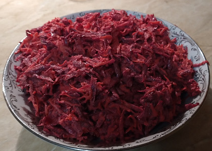 Salát ze syrové červené řepy s majonézou