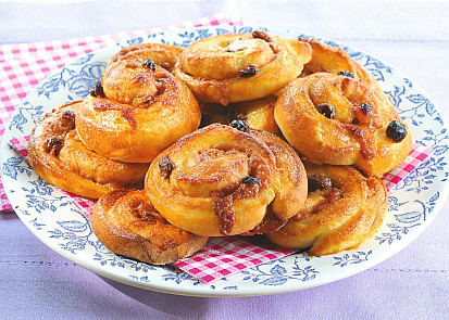 Rozinkové točence zadělávané v pekárně