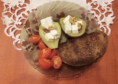 Hrušky se sýrem feta a ořechy