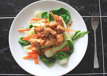 Salát z pak choi s kuřecím masem