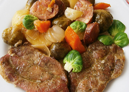 Vepřové plátky s klobásou a zeleninou z jednoho pekáčku