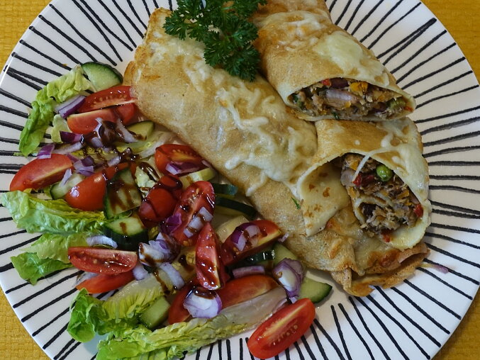 Zapečené palačinky se zeleninovo-masovou náplní