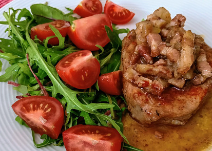 Vepřová kotleta na cibuli a farmářské slanině