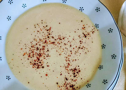 Krémová květáková polévka se smetanou, sytá a lehce pikantní