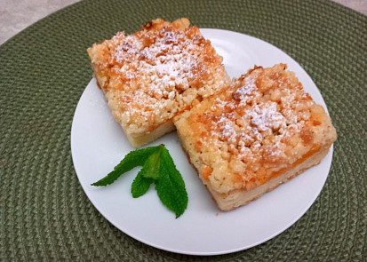 Drobenkový koláč s pudinkem a broskvemi