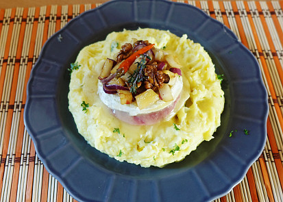 Zapečený camembert s hruškou a šunkou