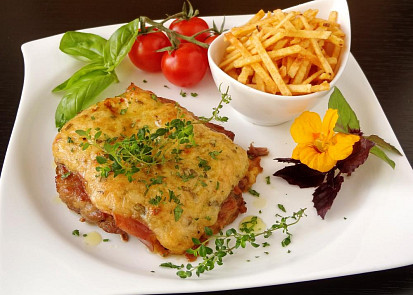 Zapečený vepřový steak se šunkou