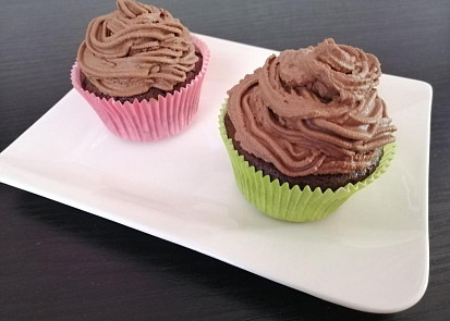 Kakaové cupcakes s pařížskou šlehačkou
