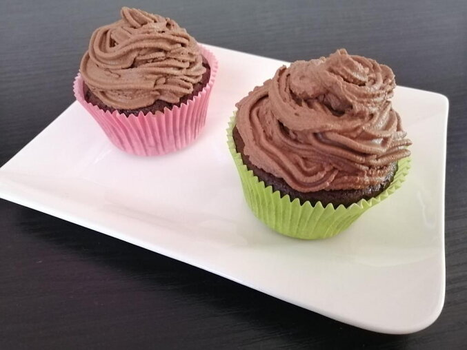 Kakaové cupcakes s pařížskou šlehačkou
