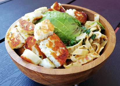 Proteinové tagliatelle s halloumi a špenátem