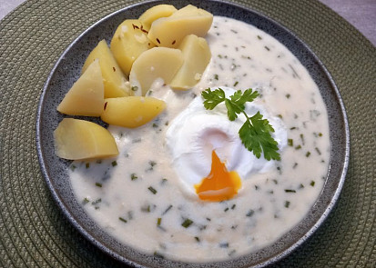 Pažitkovo-česneková omáčka se zastřeným vejcem