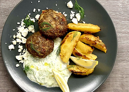 Řecké bifteki s citronovými bramborami a tzatziki