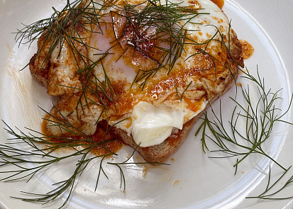Toast à la turecká vejce cilbir