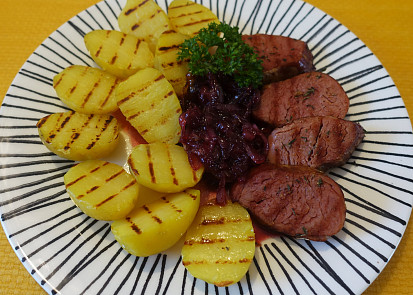Grilovaná uzená panenka s cibulovo-třešňovým chutney