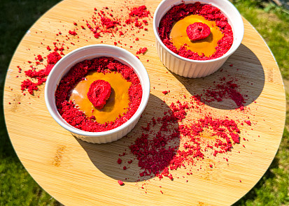 Rychlý Lotus cheesecake s lyofilizovanými  jahodami