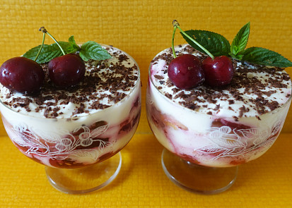 Pohár s třešněmi à la tiramisu