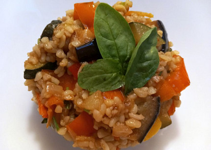 Bulgur s restovaným lilkem, zeleninou a bylinkami