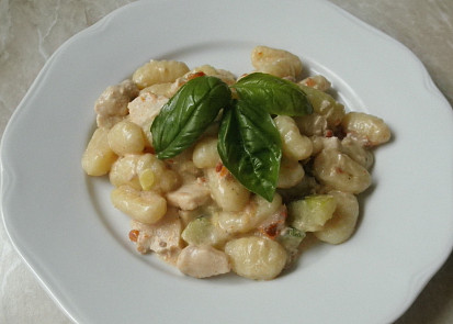 Gnocchi s cuketou, rajčaty a bazalkou