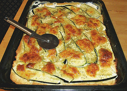 Pizza z domácího listového těsta s cuketou a smetanou