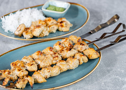 Kuřecí tandoori špízy s koriandrovou omáčkou