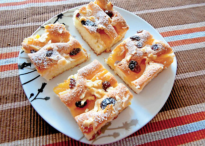 Broskvová bublanina s rozinkami