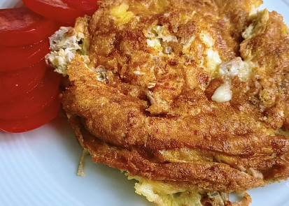 Vaječná omeleta se sýrem a s tuňákem