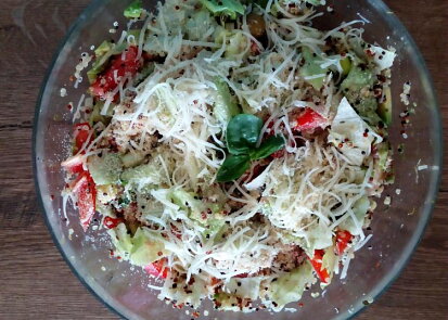 Quinoa salát s kuřecím masem a lahůdkovým droždím