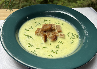 Cuketová smetanová polévka s chlebovými krutonky