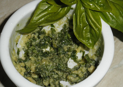 Bazalkové pesto s parmezánem