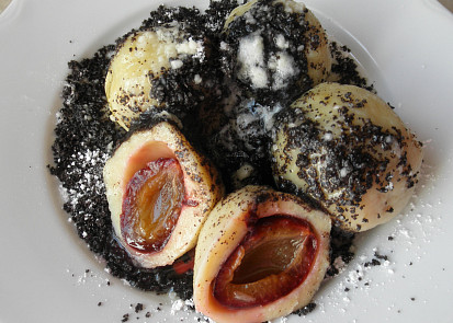 Jemné bramborové knedlíky se švestkami