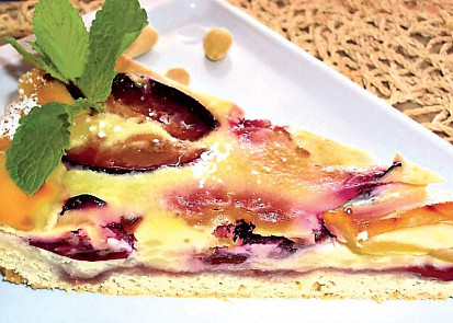 Křehký koláč se švestkami a jablky