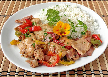 Kuře se slaninou a paprikami