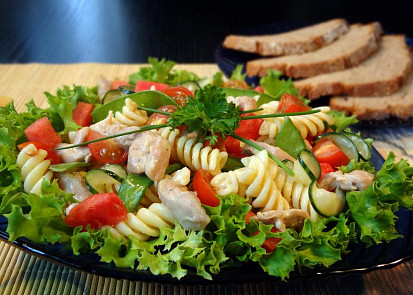 Kuřecí salát s těstovinami a lososem